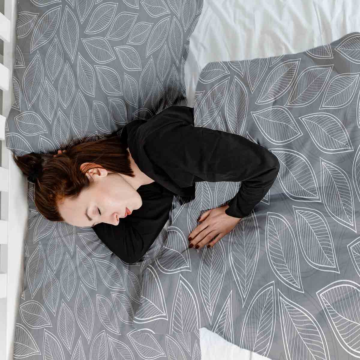 Set de ropa de cama con manta terapéutica gris con hojas de palma blancas