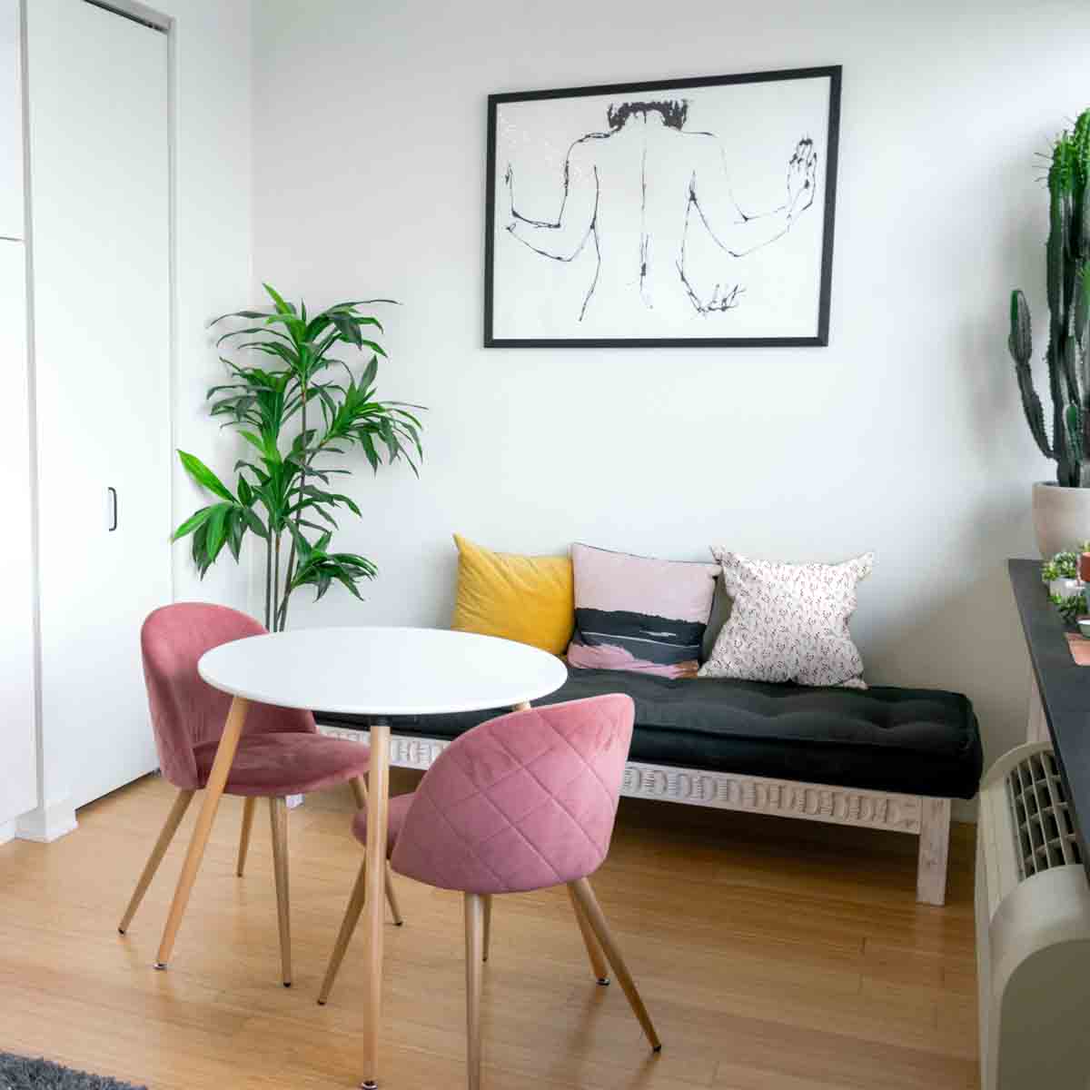 Almohada de salud blanca con delicadas rosas