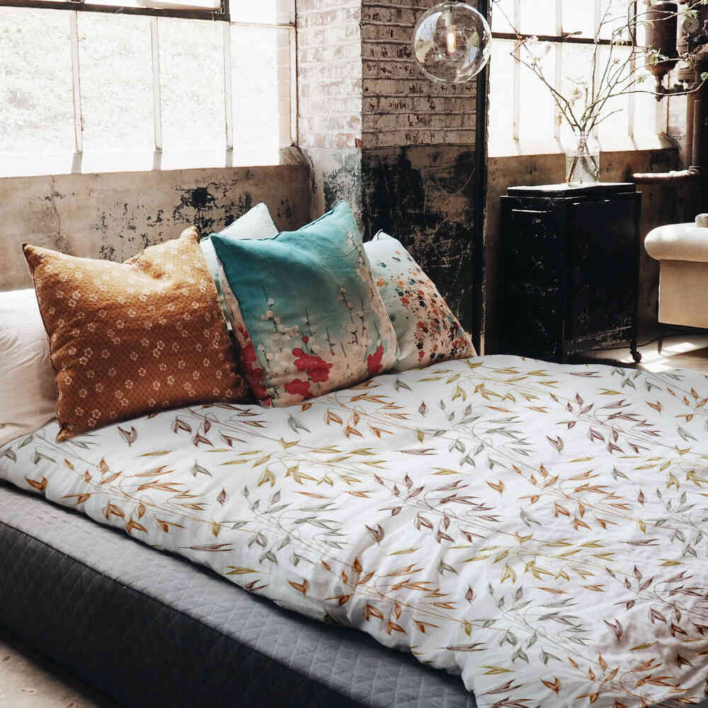 Set de ropa de cama con mantas terapéuticas y delicadas ramas coloridas