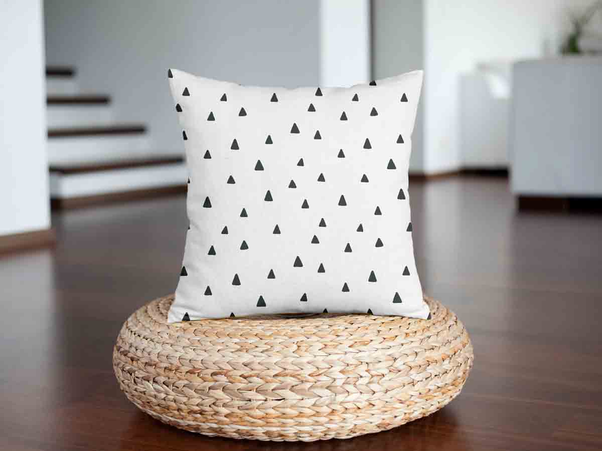 Almohada de salud blanca con triángulos en negro
