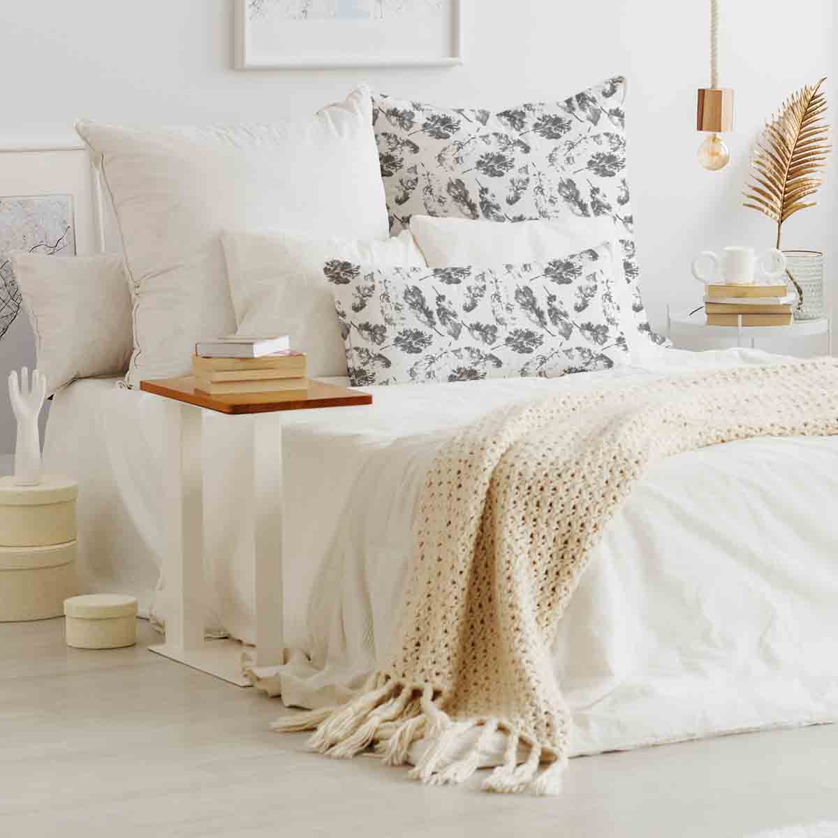 Almohada de salud blanca con hojas grises