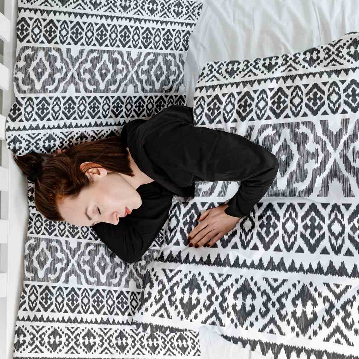 Juego de ropa de cama con mantas terapéuticas y formas negras