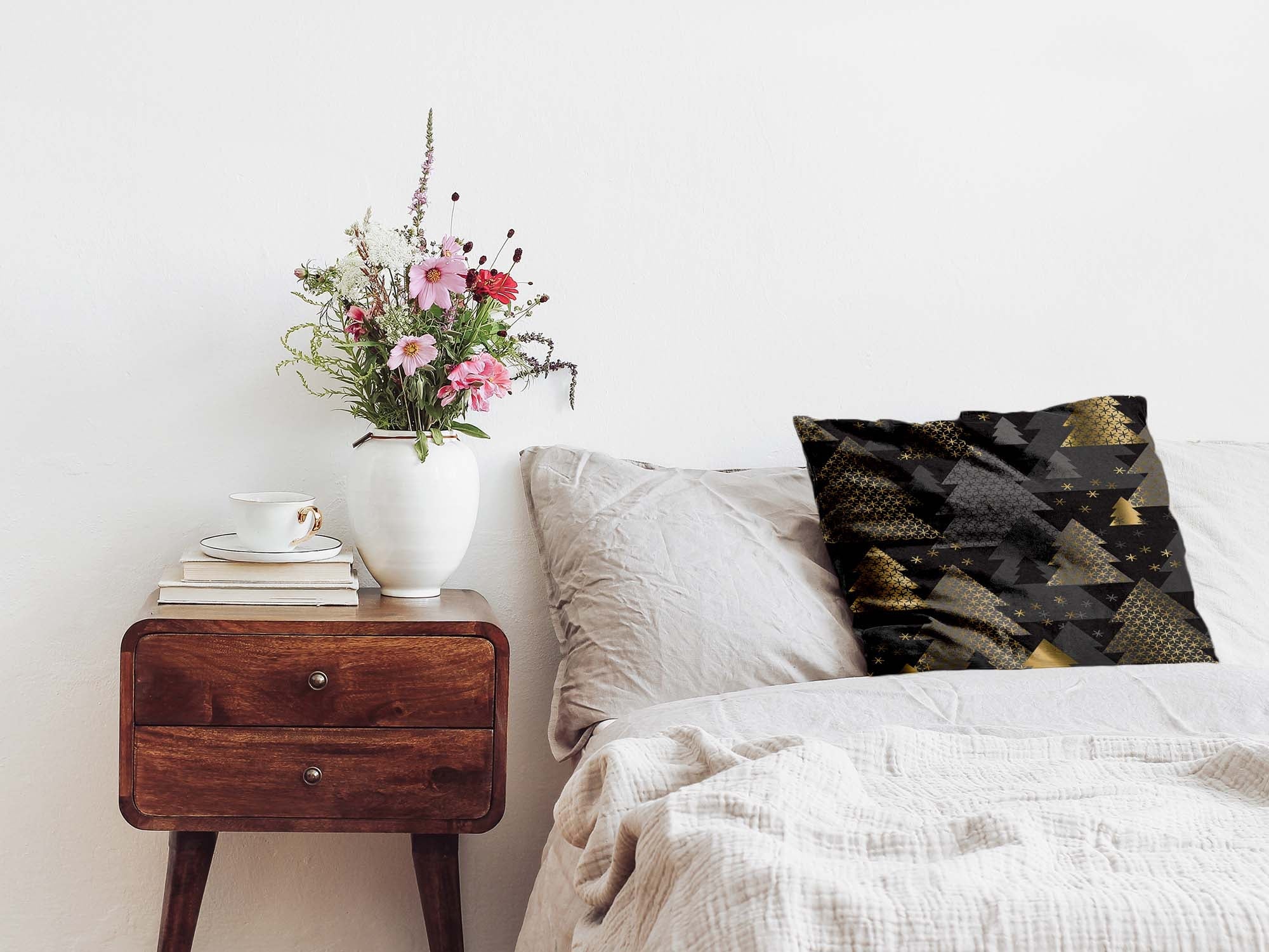 Almohada de salud con árboles de abeto dorados