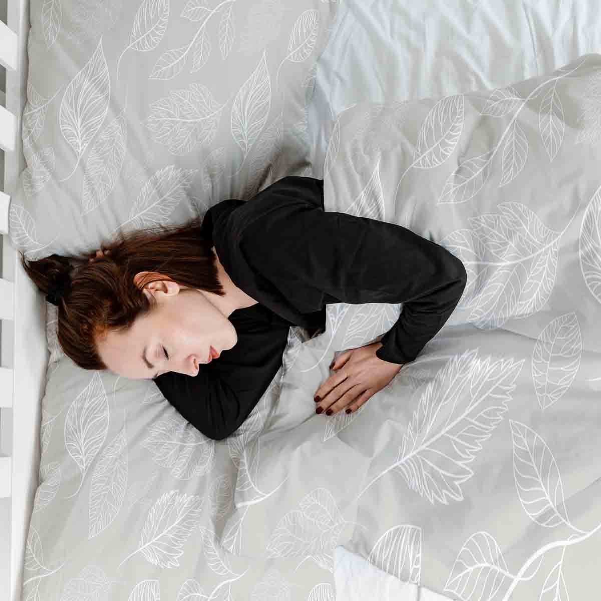 Set de ropa de cama con manta terapéutica beige con hojas claras