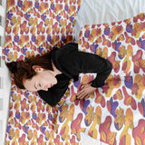 Juego de ropa de cama con mantas terapéuticas y manchas de colores