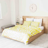 Set de ropa de cama con mantas terapéuticas y ramas amarillas
