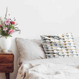 Almohada de salud blanca con cabezas de toro