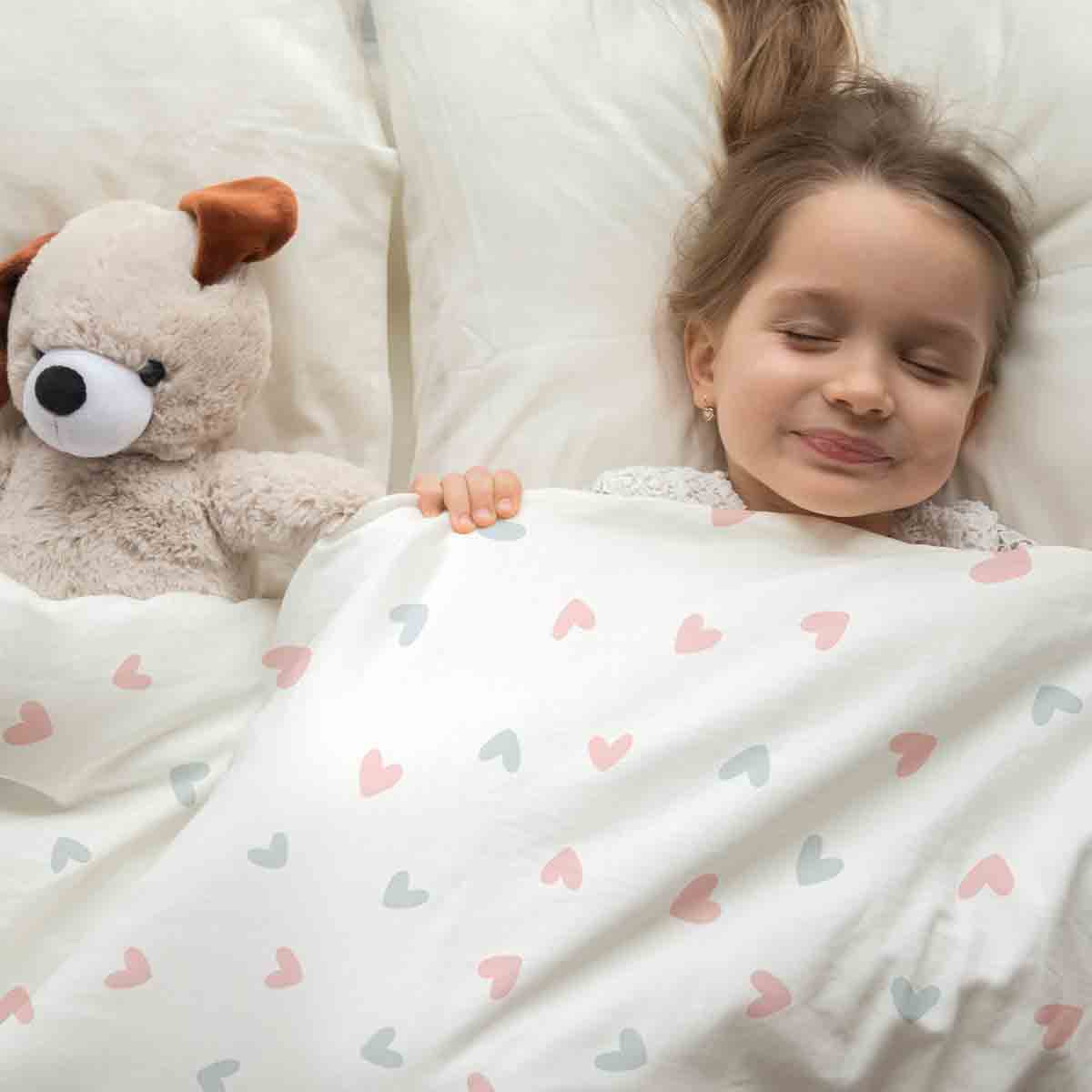 Juego de ropa de cama con manta terapéutica blanca con pequeños corazones