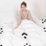 Juego de ropa de cama con manta terapéutica blanca con patrón de flechas negras