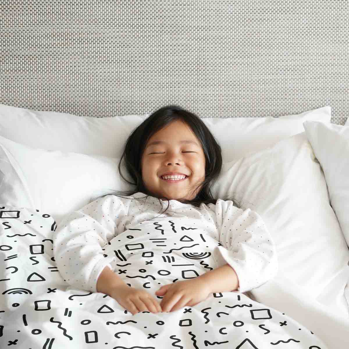 Set de ropa de cama con mantas terapéuticas blanco con formas en negro