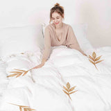 Juego de ropa de cama con mantas terapéuticas blancas con pajillas