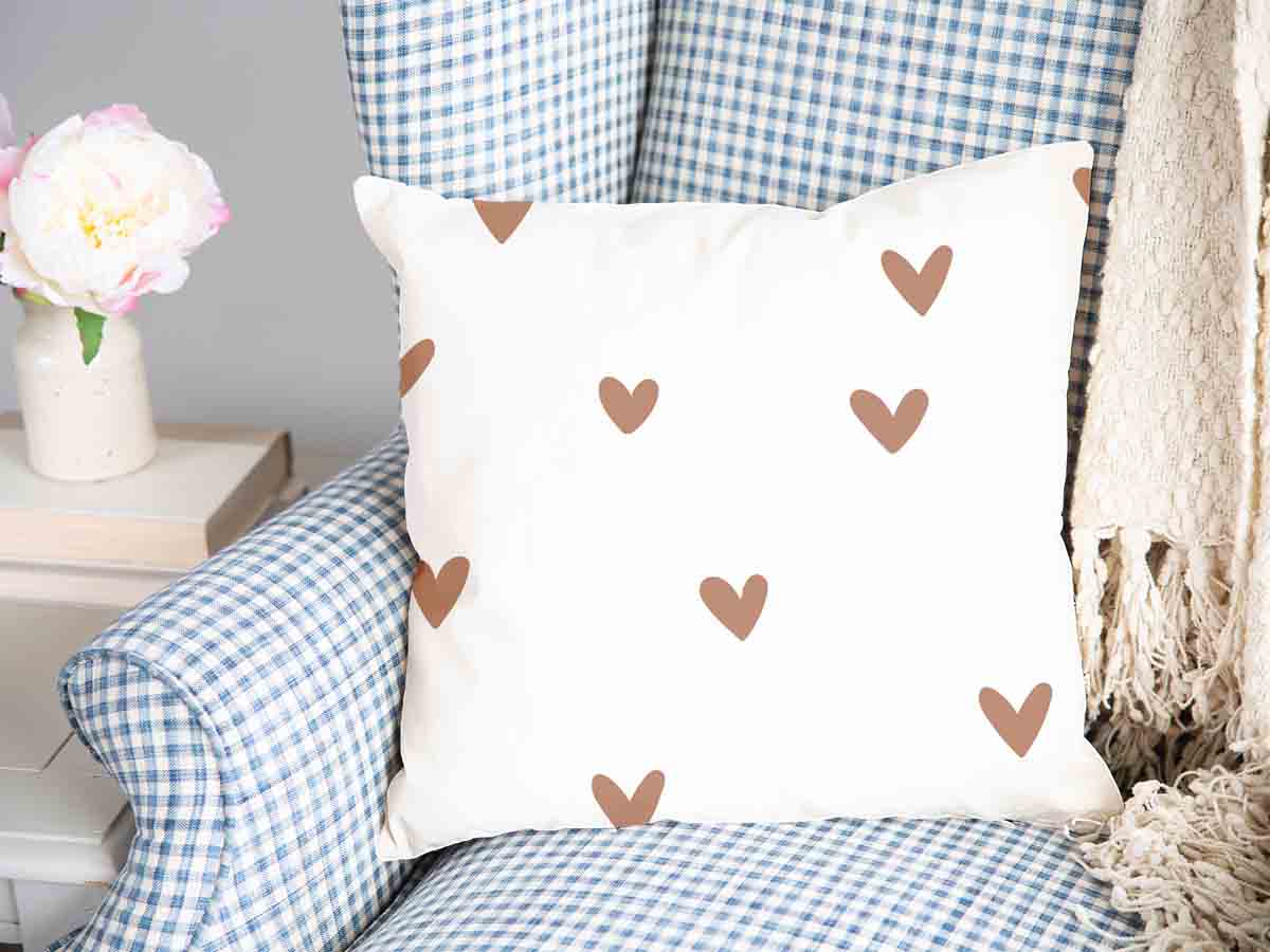 Almohada de salud blanca con corazones