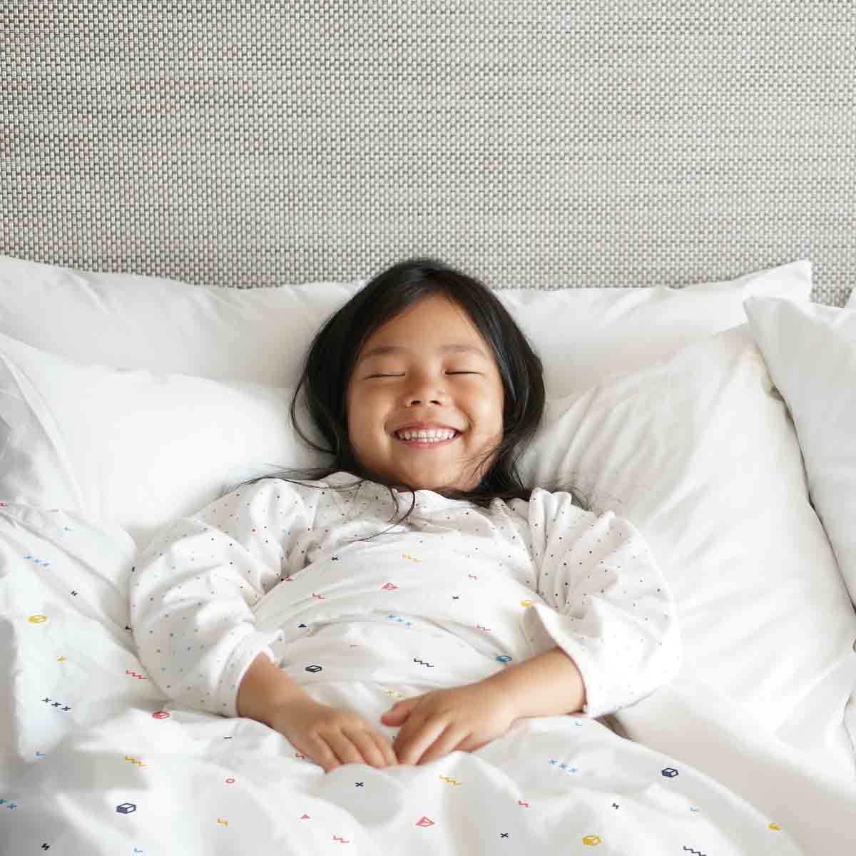 Juego de ropa de cama con manta terapéutica blanca con formas coloridas