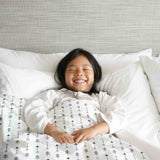 Set de ropa de cama con manta terapéutica blanca con muchas flechas negras