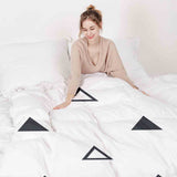 Juego de ropa de cama con manta terapéutica blanca con triángulos negros