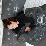 Juego de ropa de cama con manta terapéutica negro con polilla