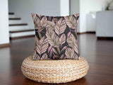 Almohada de salud negra con hojas moradas