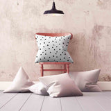 Almohada de salud blanca con triángulos en negro