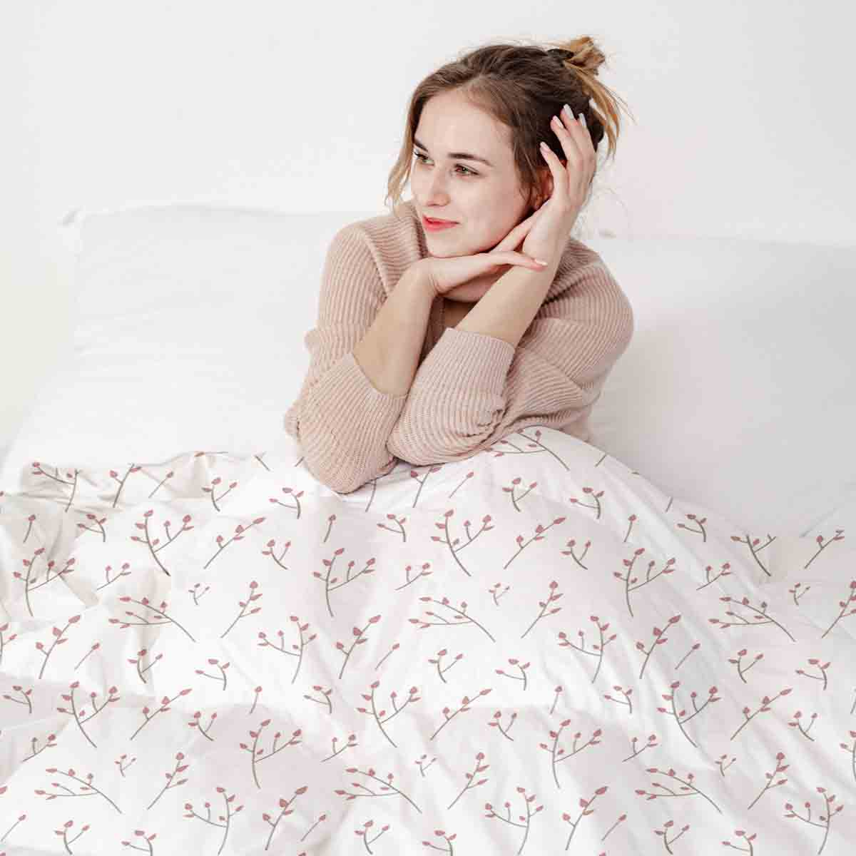 Set de ropa de cama con mantas terapéuticas blancas y delicadas rosas