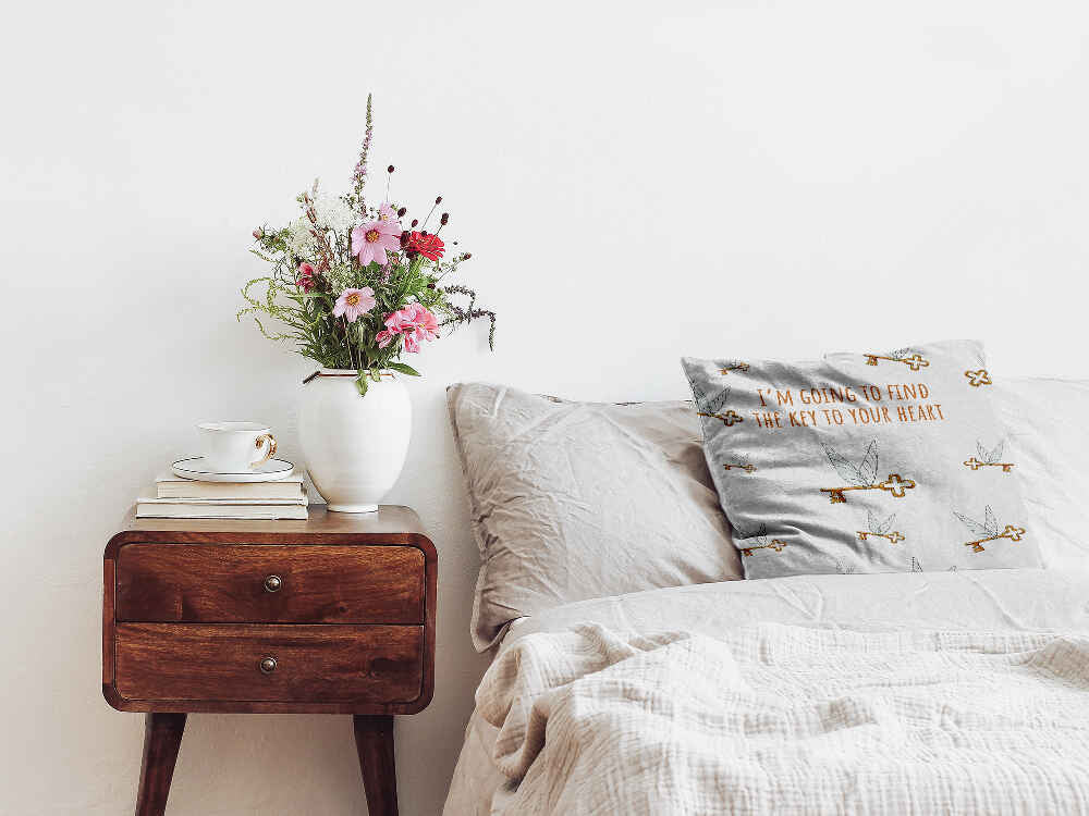 Almohada de salud blanca con llave voladora