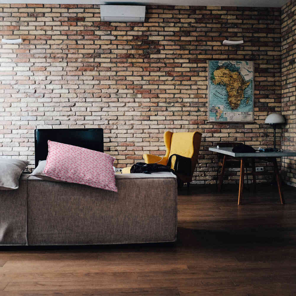 Almohada de salud rosa con corazones rojos