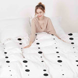 Juego de ropa de cama con manta terapéutica blanca con puntos negros