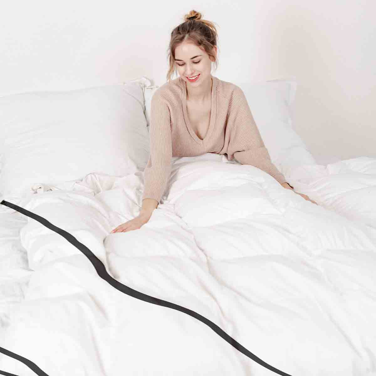Set de ropa de cama con mantas terapéuticas y líneas serpenteantes negras