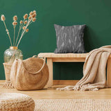 Almohada de salud gris oscuro con ramas blancas