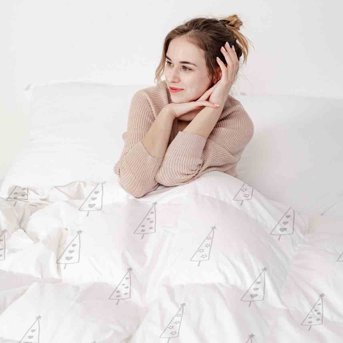 Juego de ropa de cama con manta terapéutica blanca con abetos grises