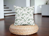 Almohada de salud blanca con ramas de eucalipto
