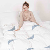 Juego de ropa de cama con manta terapéutica blanca con ondas azules
