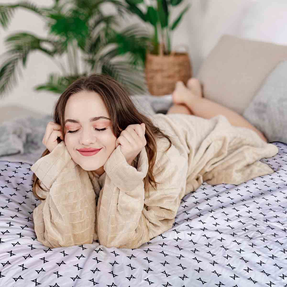 Juego de ropa de cama con mantas terapéuticas blancas con pequeños lazos