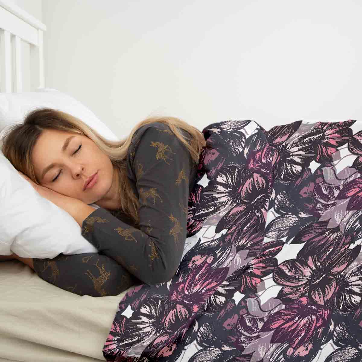 Set de ropa de cama con manta terapéutica y mar de flores moradas