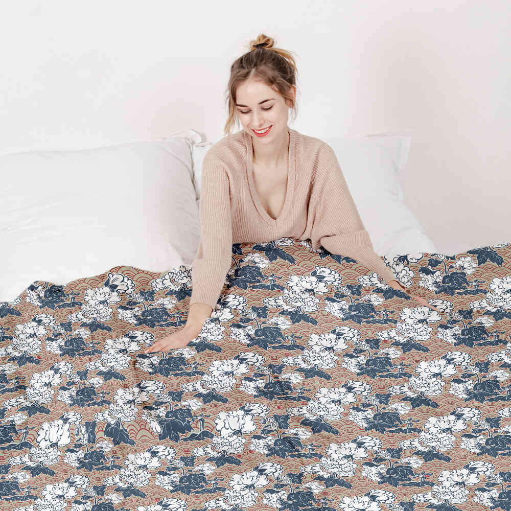 Juego de ropa de cama con mantas terapéuticas y flores