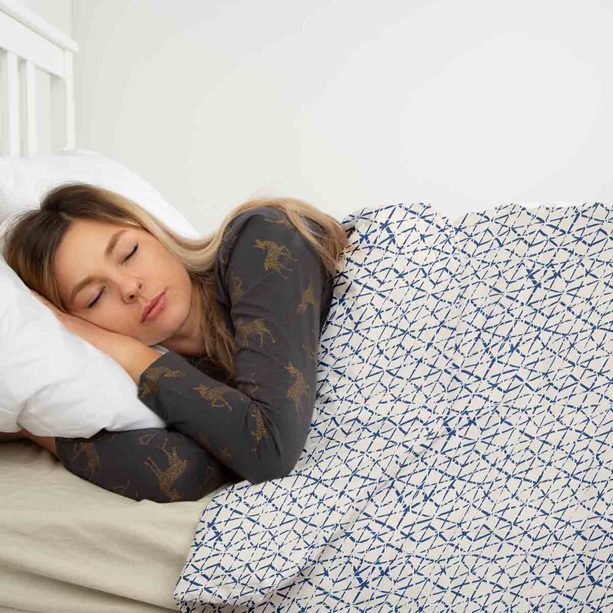 Manta terapéutica original - Funda de algodón blanca con delicadas formas azules