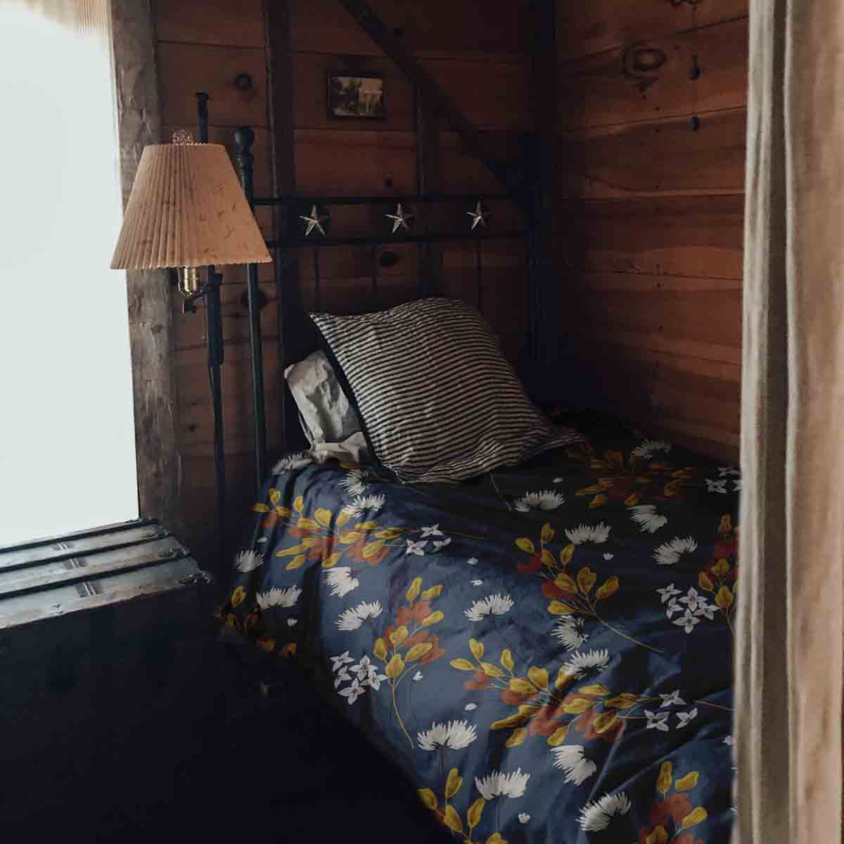 Set de ropa de cama con manta terapéutica azul con ramo de flores