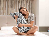 Almohada de salud con formas negras