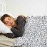 Set de ropa de cama con mantas terapéuticas blancas con delicadas formas azules