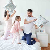 Almohada de salud blanca con juguetes
