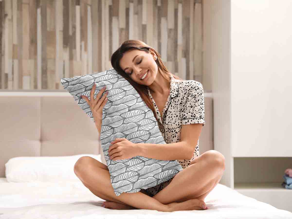 Almohada de salud gris con hojas de arce