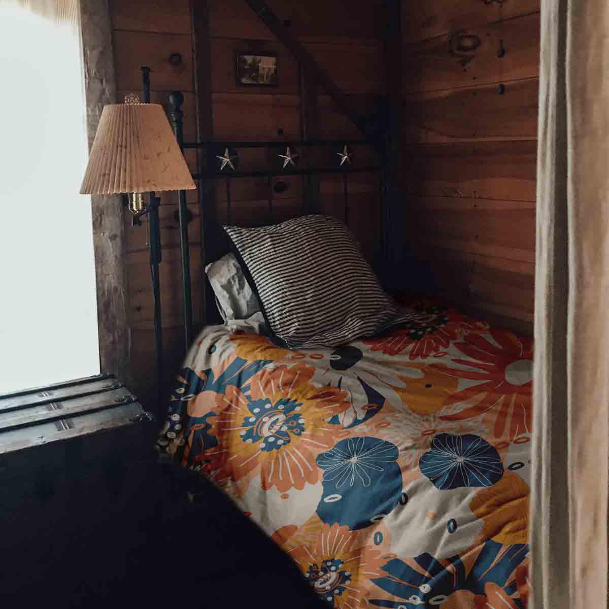 Set de ropa de cama con mantas terapéuticas y flores de gerbera