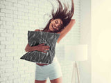 Almohada de salud gris oscuro con ramas blancas
