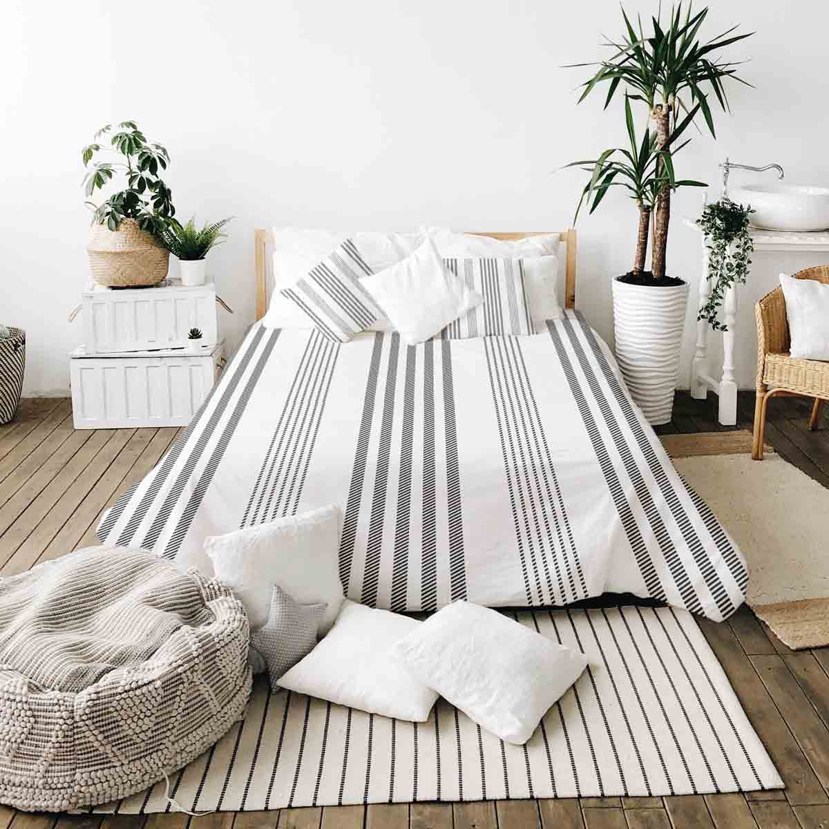 Set de ropa de cama con mantas terapéuticas gris con rayas gruesas y delgadas