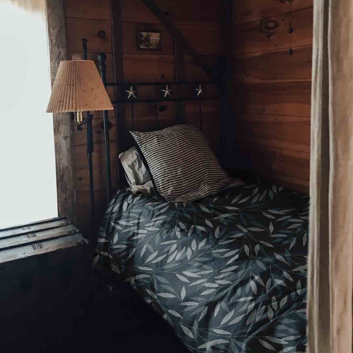 Set de ropa de cama con mantas terapéuticas y ramas azules