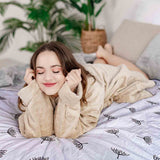 Juego de ropa de cama con mantas terapéuticas blancas con pequeñas ramas de muérdago