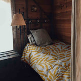 Set de ropa de cama con mantas terapéuticas y ramas amarillas