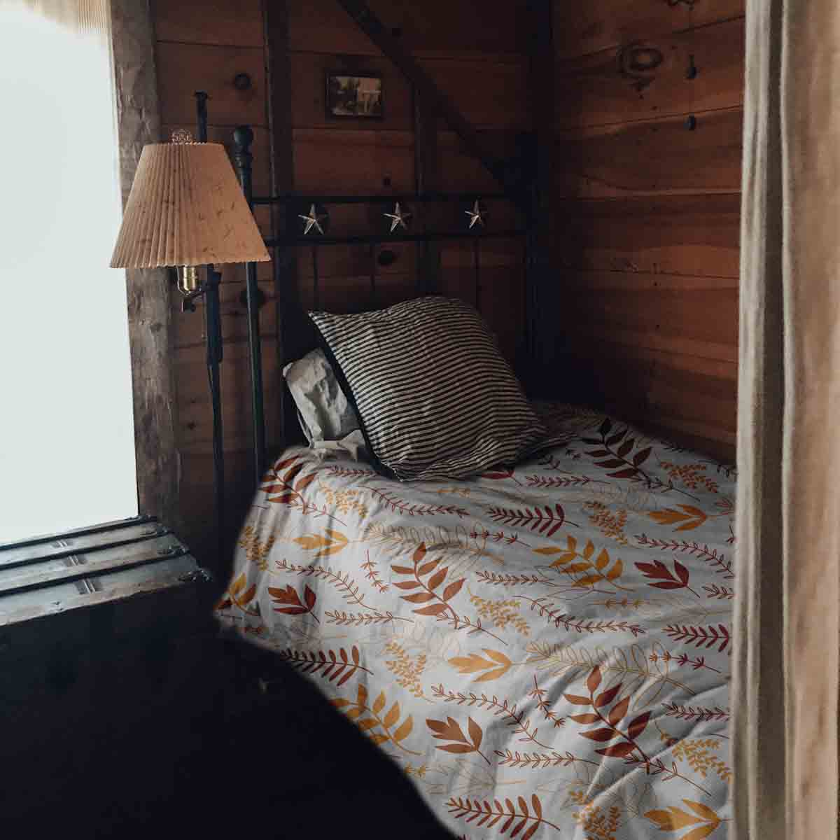 Set de ropa de cama con manta terapéutica blanca con ramas otoñales