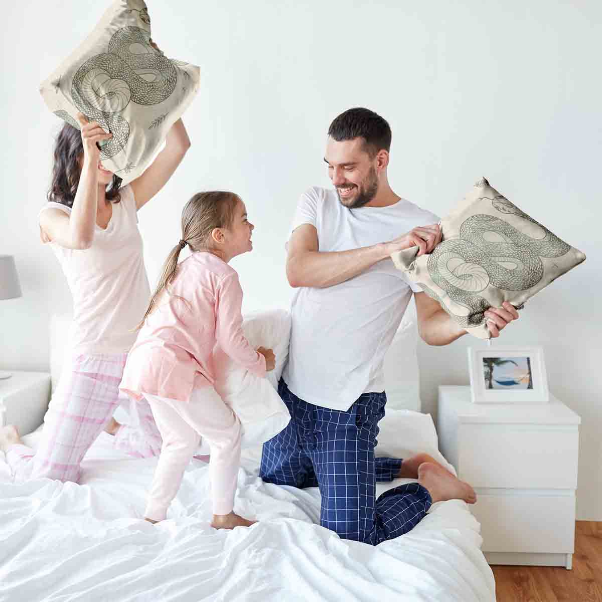 Almohada de salud beige con serpiente