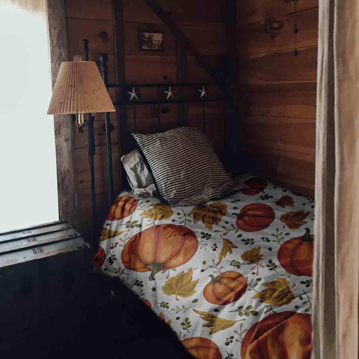 Juego de ropa de cama con mantas terapéuticas blancas con grandes calabazas