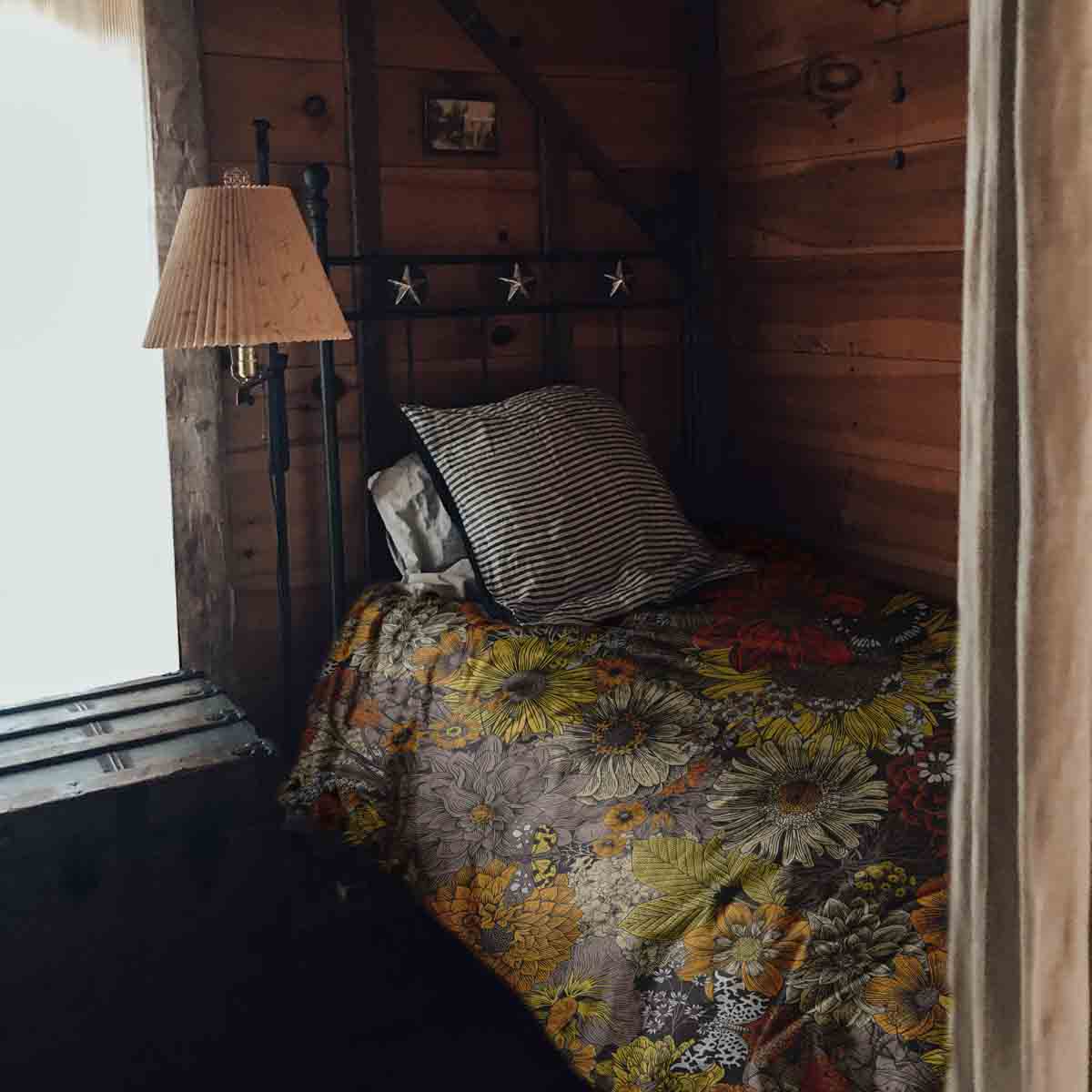 Set de ropa de cama con manta terapéutica y flores amarillas